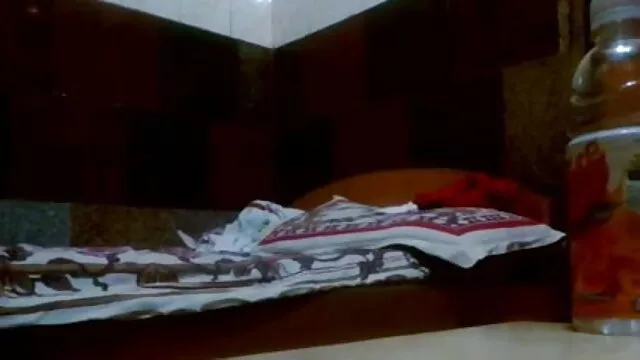 રસદાર સોનેરી સેકસ વાતો masturbates લોડો