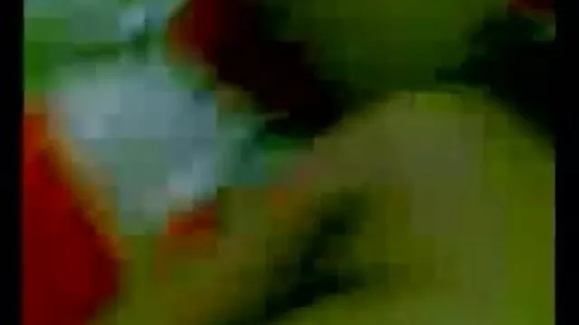 એક મહિલા masturbates એક મેગેઝિન માટે સેકસ વીડિયા રાહ જોઈ રહ્યું છે તેના માણસ